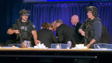 Αντέδρασαν σωστά οι σωματοφύλακες του Τραμπ; Γιατί απομάκρυναν πρώτα τον Βανς; Δύο Έλληνες επαγγελματίες εξηγούν και αναλύουν