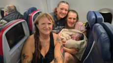 Επιβάτιδα της Delta Air Lines γέννησε μέσα στο αεροπλάνο πριν την προσγείωση στο Πόρτλαντ