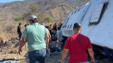 Τουλάχιστον 11 νεκροί και 30 τραυματίες σε ανατροπή τουριστικού λεωφορείου στο Μεξικό, δείτε βίντεο