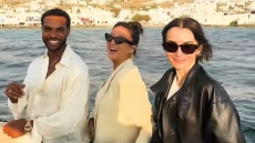 Το βίντεο με τους πρωταγωνιστές του «Emily in Paris» σε διάλειμμα από τα γυρίσματα στη Μύκονο