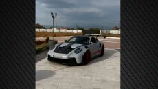Τα supercars των Βιλανάκηδων στο μικροσκόπιο των Αρχών: Δείτε βίντεο με την Porsche GT3 RS των 350.000 ευρώ μέσα στον οικισμό της οικογένειας