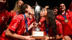 Νύχτα αποθέωσης μετά το τέταρτο Champions League του Ολυμπιακού: Φιλιά στην κούπα και πανηγυρισμοί μέχρι το πρωί, δείτε βίντεο και φωτογραφίες