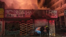 Φωτιά κατέστρεψε ολοσχερώς κατάστημα κινητής τηλεφωνίας στο κέντρο της Αθήνας, δείτε βίντεο 