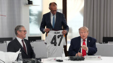 Σε εξέλιξη η κρίσιμη Σύνοδος των G7 στο Εβιάν: Το δώρο του Μερτς στον Τραμπ, οι θερμές χειραψίες και ο απώτερος στόχος του Ζελένσκι