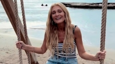 Η Νατάσα Θεοδωρίδου ερμηνεύει Μάνο Χατζιδάκι στην παραλία, δείτε το βίντεο