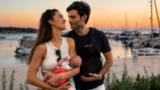 Η Άννα Πρέλεβιτς και ο Νικήτας Νομικός φωτογραφήθηκαν με τις δίδυμες κόρες τους