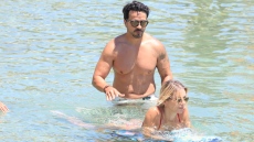 Οι οικογενειακές διακοπές του Λούις Φόνσι στη Μύκονο: Τα παιχνίδια στη θάλασσα και οι βουτιές με τη σύζυγό του, δείτε φωτογραφίες