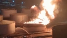 Πελώρια δεξαμενή με 4,5 εκατ. λίτρα βενζίνης τυλίχθηκε στις φλόγες μετά από επίθεση στη Λιβύη, δείτε βίντεο