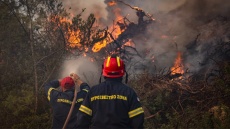 Χωρίς ενιαίο μέτωπο η φωτιά στη Σίβηρη Χαλκιδικής: Μάχη με διάσπαρτες εστίες, 481 άνθρωποι μεταφέρθηκαν σε ασφαλή σημεία από παραλία