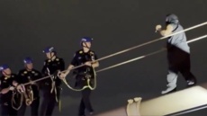 Τραγωδία στη Γέφυρα του Μπρούκλιν: Αστυνομικοί πυροβόλησαν θανάσιμα άνδρα με μαχαίρι που φώναζε «θέλω να πεθάνω», δείτε βίντεο
