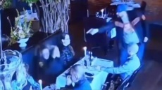 Καταδικάστηκε πρώην εισαγγελέας που επιχείρησε να εκτελέσει την πρώην σύζυγό του σε εστιατόριο στο Οχάιο αλλά το όπλο δεν εκπυρσοκρότησε, δείτε βίντεο