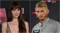 Η Ντακότα Τζόνσον και ο Μασίν Γκαν Κέλι είναι ξετρελαμένοι ο ένας με τον άλλον, αναφέρει πηγή
