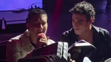 Ο μικρότερος γιος του Γιάννη Πλούταρχου τραγούδησε «Φυσάει Πολύ» δίπλα στον Γιώργο Κακοσαίο, δείτε βίντεο