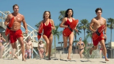 Το Baywatch επιστρέφει: Αυτό είναι το επίσημο τρέιλερ για το reboot της εμβληματικής σειράς