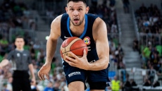 Κώστας Παπανικολάου: Η έκπληξη των συμπαικτών του στην Εθνική μετά τη γέννηση της κόρης του - Δείτε βίντεο