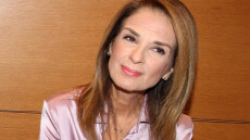 Πέγκυ Σταθακοπούλου: «Ακόμα μου λένε για τις γόβες που έβαζα στο παρμπρίζ στη σειρά "Ταύρος με Τοξότη"»