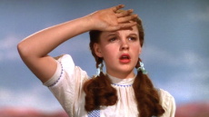 Τζούντι Γκάρλαντ: 100 χρόνια από τη γέννηση της πιο βασανισμένης σταρ του Χόλιγουντ