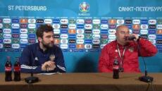 Κόντρα σε όλους ο προπονητής της Ρωσίας: Ήπιε την Coca-Cola στη συνέντευξη Τύπου!