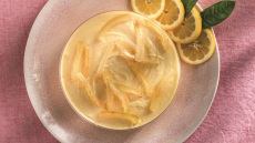 Δροσερή κρέμα λεμονιού με λευκή σοκολάτα από τον Στέλιο Παρλιάρο