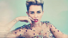 Η Miley Cyrus έβαλε το μπικίνι της και άρχισε το twerking στην άκρη του δρόμου 