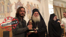 Άγιο Όρος: Αστέρας του Χόλιγουντ χάρισε το βραβείο ΕΜΜΥ που είχε κερδίσει, στη Μονή Βατοπαιδίου