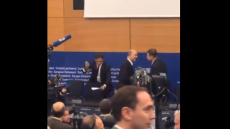 Βίντεο: Ιταλός ευρωβουλευτής «πατάει» με το παπούτσι του τις σημειώσεις του Μοσκοβισί