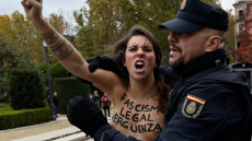 Ισπανία: Γυμνόστηθες Femen σταμάτησαν πορεία υπέρ του δικτάτορα Φράνκο
