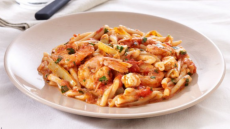 Γαρίδες σαγανάκι με ζυμαρικά