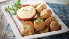 Τυροκεφτεδάκια με καλαθάκι Λήμνου και ελαιοπολτό