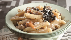 Σκιουφικτά μακαρόνια με άγρια μανιτάρια και λάδι τρούφας