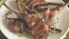 Παϊδάκια αρνίσια μαριναρισμένα με σκόρδο και λάιμ