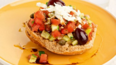 Η χωριάτικη στον ντάκο: To πιο χορταστικό και εύκολο σνακ