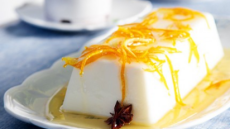 Πανακότα αρωματισμένη με λεμόνι και σάλτσα πορτοκαλιού