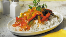 Eύκολο πιλάφι με σάλτσα από τρίχρωμες πιπεριές