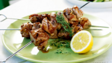 Τριών ειδών σουβλάκια μαριναρισμένα με θυμάρι, λεμόνι και λάδι
