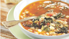 Φασολάδα με χόρτα κι αρωματικά