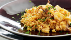 Καλαμαράκια με σάλτσα ντομάτας, ούζο και ρύζι