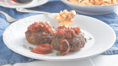 Μπιφτέκια με καραμελωμένα κρεμμύδια και κόκκινες χυλοπίτες