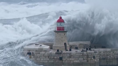 Βίντεο: Γιγάντιο κύμα «κατάπιε» φάρο στη Μάλτα
