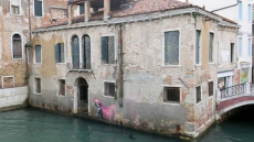 Το παιδί του ναυαγίου είναι το νέο σκίτσο του Banksy στη Βενετία;