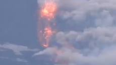 Βίντεο: Εντυπωσιακές εικόνες από την Αίτνα που εκτοξεύει λάβα και στάχτη