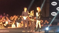 Βραβεία Mad 2019: O Κώστας Μπακογιάννης βράβευσε τις «Μέλισσες»