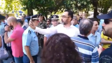 «Θα κρατηθούνε όλοι!»: Βουλευτής του ΣΥΡΙΖΑ στη Δράμα «διατάζει» τον επικεφαλής αστυνομικό