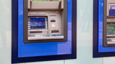 Τράπεζες: Έρχονται νέες χρεώσεις σε ΑΤΜ, ανανεώσεις, επανέκδοση καρτών και PIN