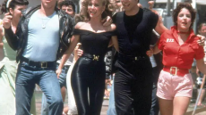 Σε δημοπρασία το μαύρο σύνολο της Ολίβια Νιούτον - Τζον από το «Grease» 