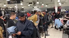 Μια Ελληνίδα στη Black Friday της Νέας Υόρκης: Άδειαζαν με βαλίτσες καταστήματα με επώνυμες φίρμες - Δείτε βίντεο