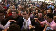 Βενεζουέλα: Επέστρεψε στο Καράκας ο Γκουαϊδό - Υποδοχή ήρωα και ξύλο στο αεροδρόμιο