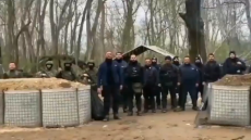 25η Μαρτίου: Στρατιώτες και αστυνομικοί έψαλαν τον Εθνικό Ύμνο δίπλα στον φράχτη στις Καστανιές