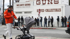 Κορωνοϊός: Αμερικανοί αγόρασαν 2.400.000 όπλα σε ένα μήνα και «ταμπουρώνονται» στα σπίτια τους