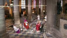 Κορωνοϊός - Παναγία των Παρισίων: Μήνυμα ελπίδας η λειτουργία της Μεγάλης Παρασκευής των Καθολικών